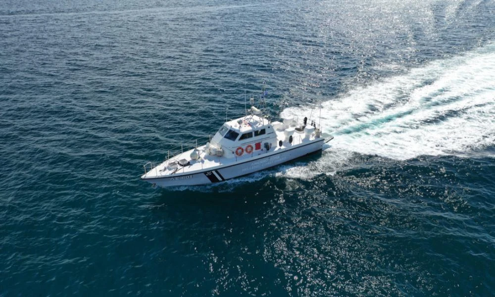 Ψαρά: Περιπετειώδης διάσωση 24 λαθρομεταναστών από το Λιμενικό